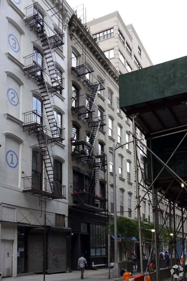 Building Photo - 17 Warren St
