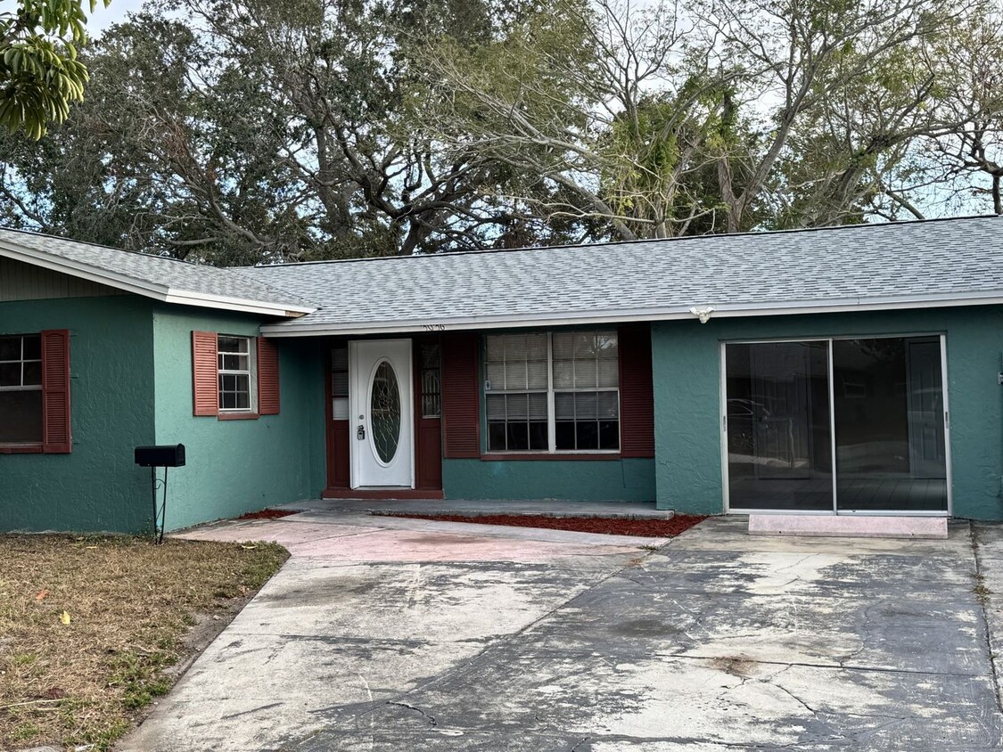 Foto principal - Spacious 3/1 home with private yard and drive