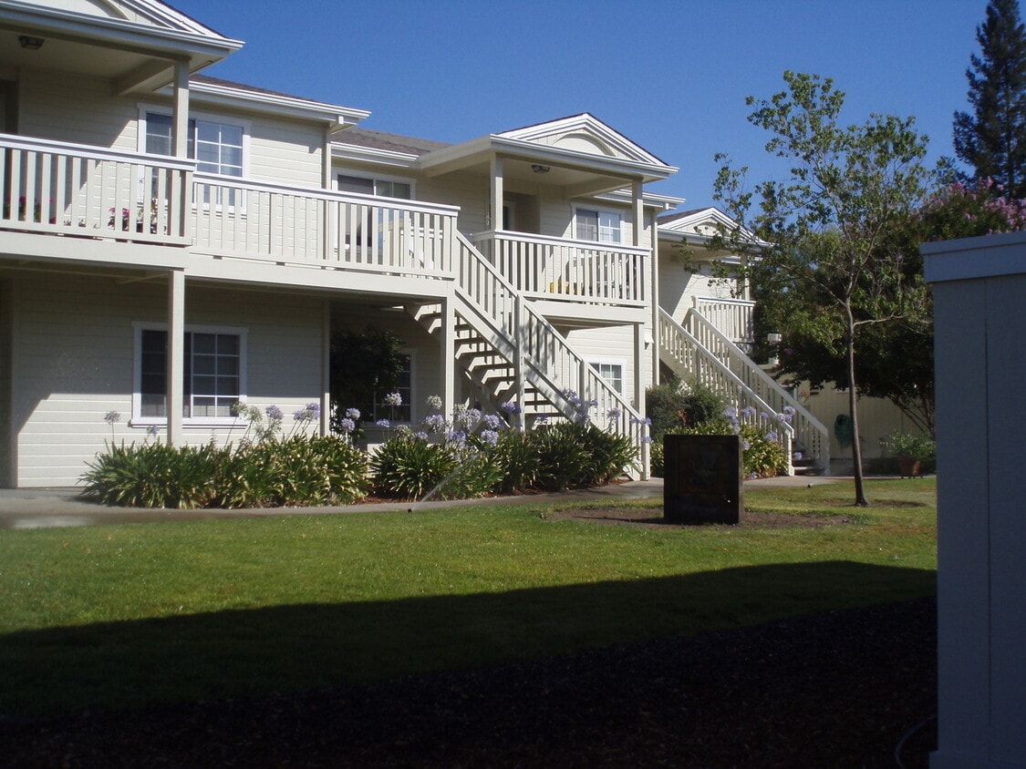 Primary Photo - Beautiful Upstairs 2 Bedroom 2 Bath Apartm...