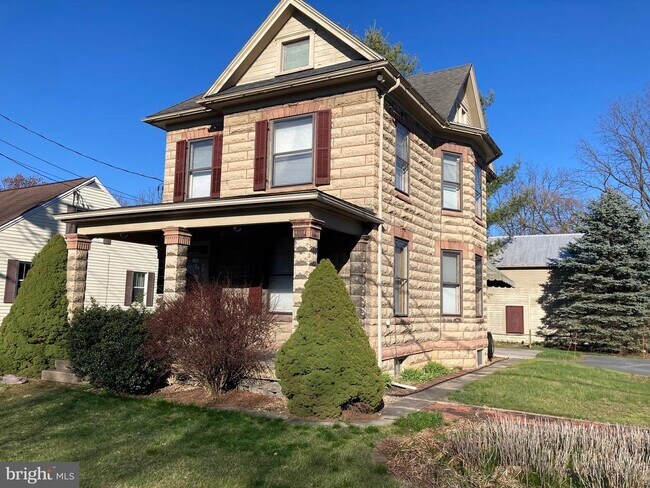 Foto del edificio - 195 Falling Spring Rd