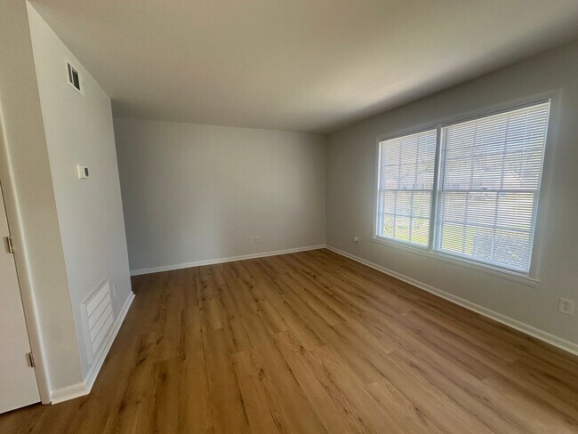 Foto del edificio - OPEN HOUSE 3/28 from 1PM to 3PM. 2 Bedroom, 1 Bath Duplex Located in the Center of Wilmington