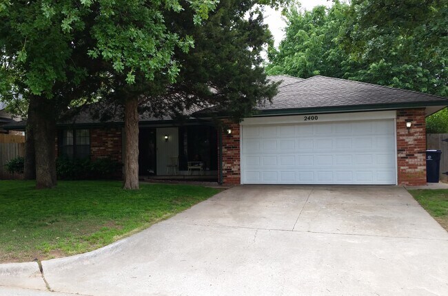 Building Photo - 2400 shady tree lane