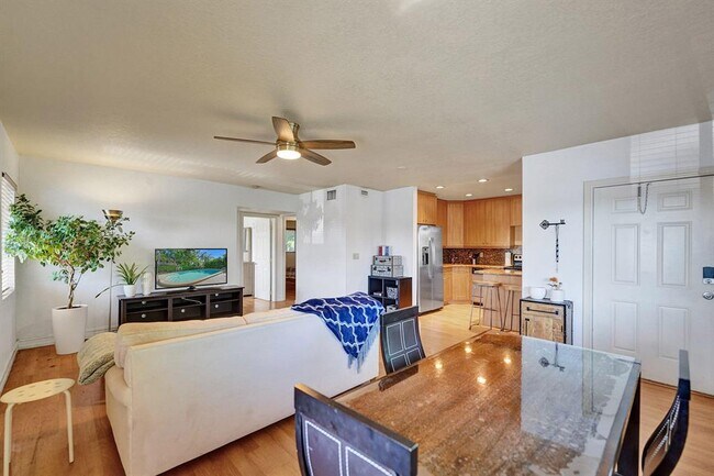Foto del edificio - 1423 Holly Heights Dr