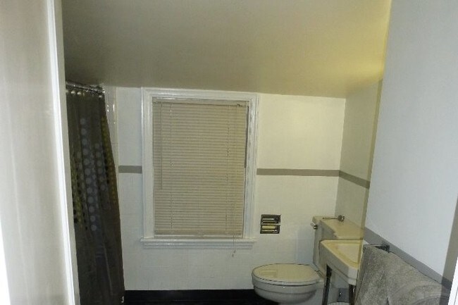 Bath - 538 Cumberland Ave