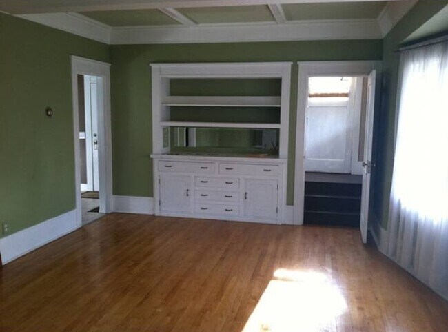 Building Photo - Charming Victorian Home on South Hill
