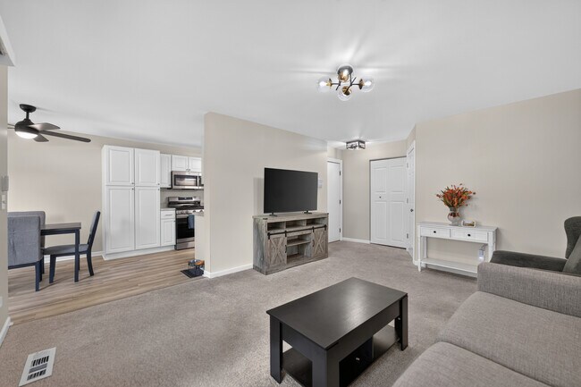 Building Photo - 665 Thorntree Ct