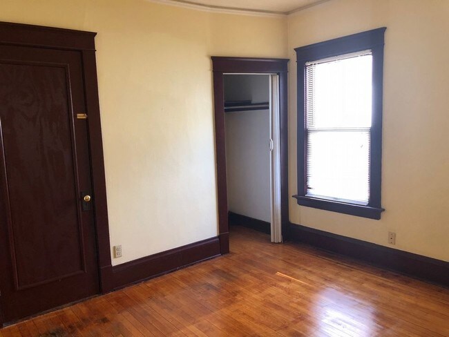 Foto del edificio - 2836 N. 24th Place - 2 Bedroom Upper