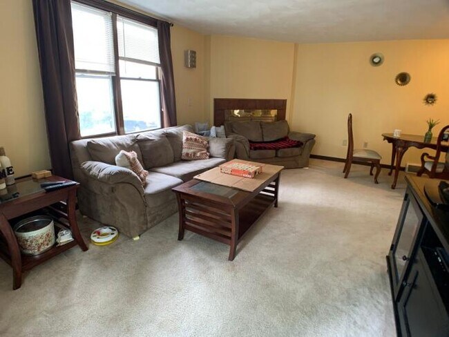 Building Photo - 3 bedroom in Quincy MA 02170
