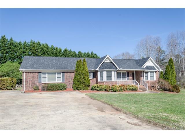 Foto del edificio - "Charming 4-Bedroom Retreat in Gastonia with Granite Touches & Gleaming Hardwoods!"