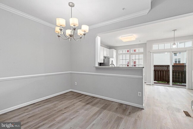 Building Photo - 2752 Manhattan Pl