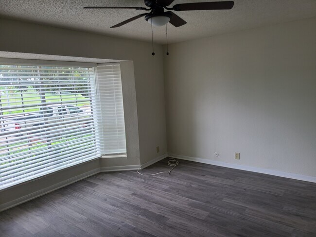 Sala de estar con ventanal - 11002 Hammerly Blvd