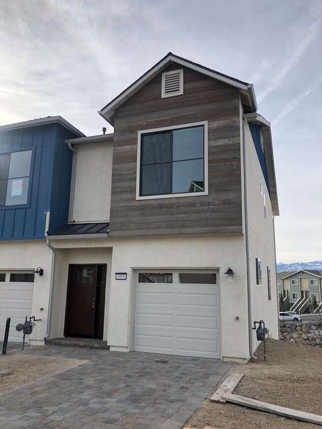 Foto principal - Rancho San Rafael Townhome