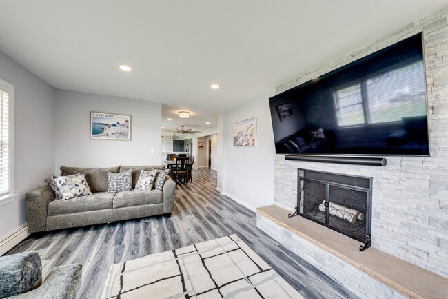 Building Photo - 811 N River Rd