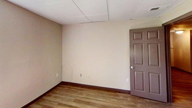 Building Photo - 6 Bedroom Home for Rent