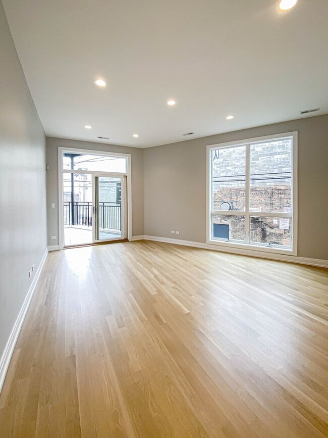 Building Photo - 1060 W Cornelia Ave