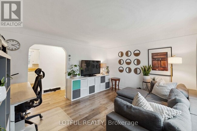 Building Photo - 2427 Ave du Chasseur