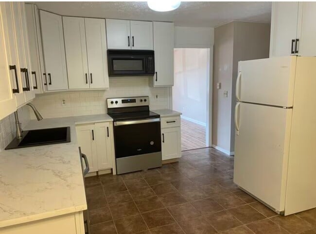 Building Photo - 3 bedroom/ 2 bath