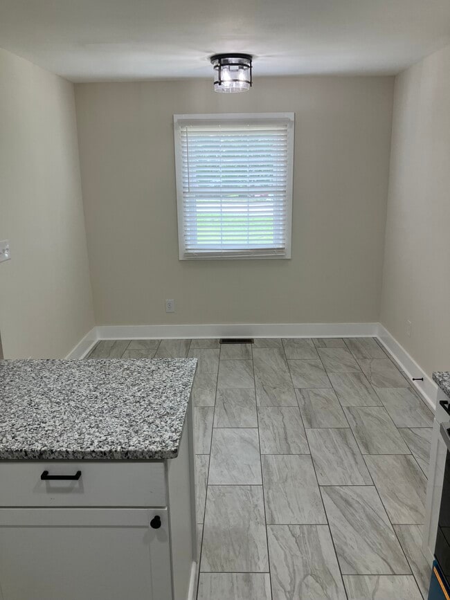 Building Photo - 97 Oak Trl