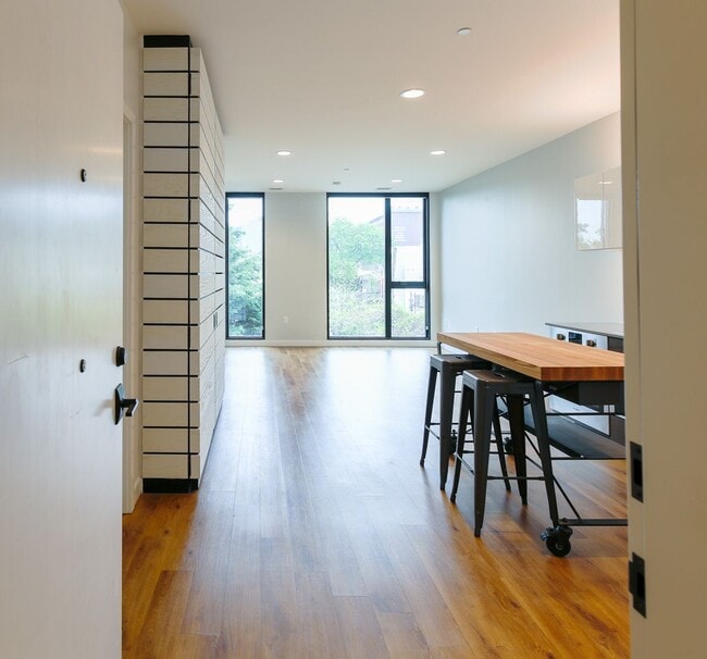 Foto del edificio - Terrific One Bedroom Condo in Truxton Circle!