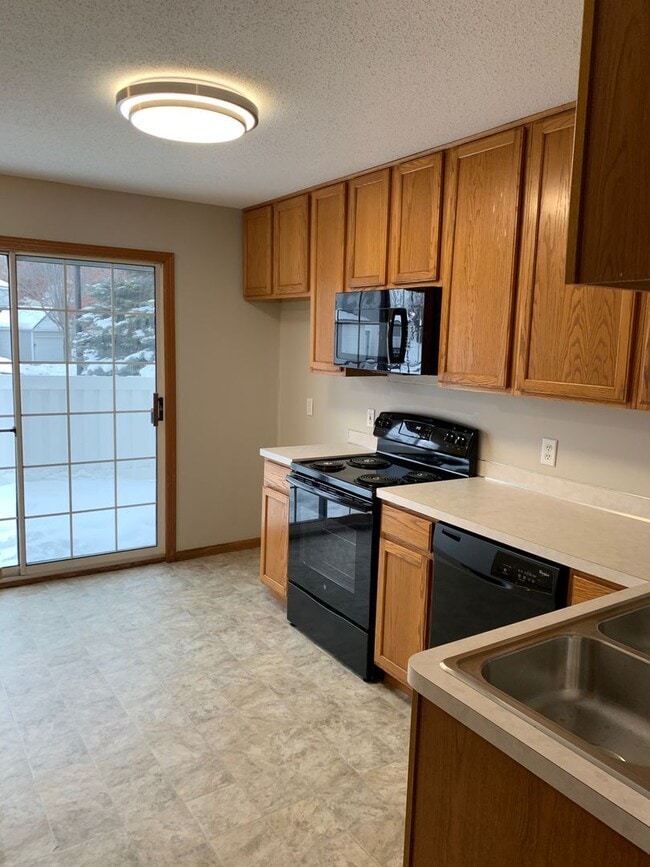 Foto del edificio - End Unit 3 Bed/1.5 Bath near Woodbury Dr/9...