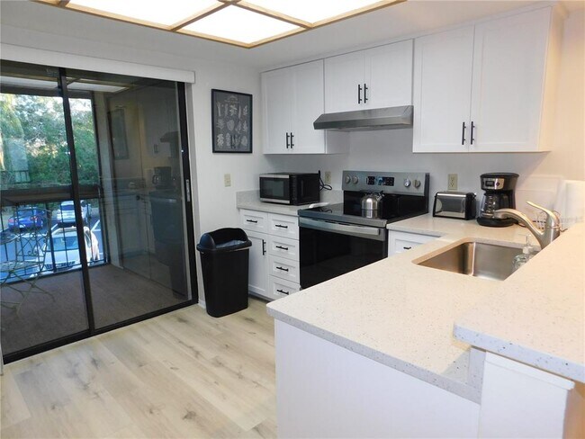 Building Photo - 218 Woodlake Wynde