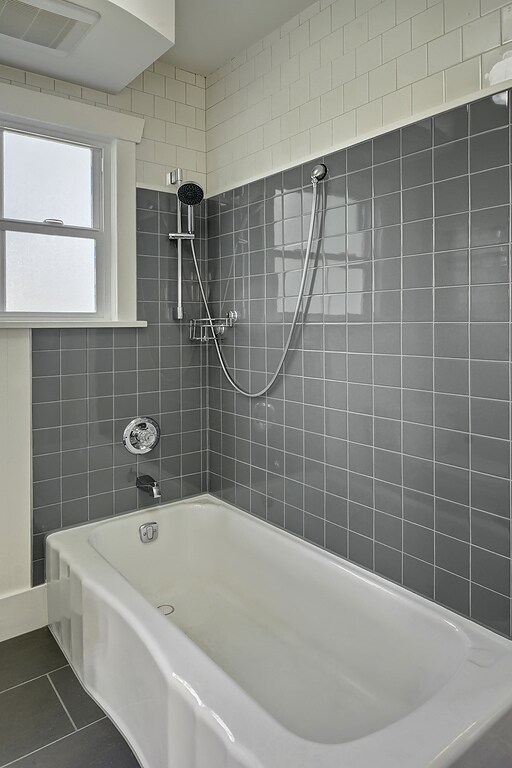 Baño completo en la planta baja - 5403 Maynard Ave S