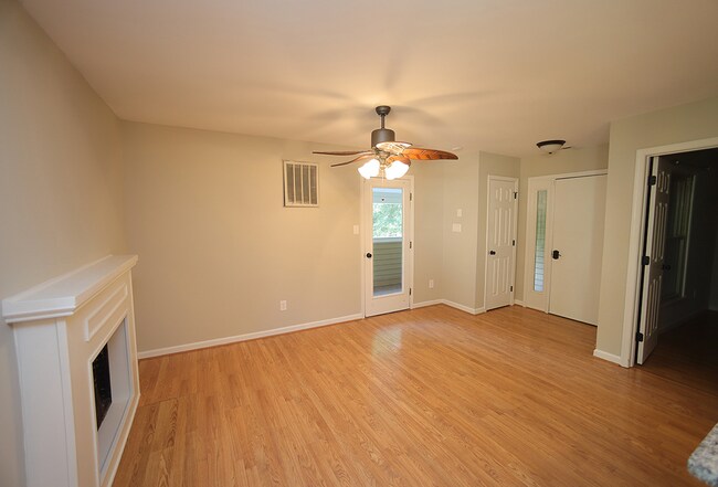 Building Photo - Open and Updated 2-Bedroom Condo in Desira...
