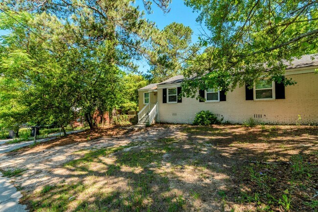 Building Photo - Updated 3 bed/1 bath duplex in South Augus...