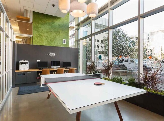 Foto del edificio - 420 W 3rd St