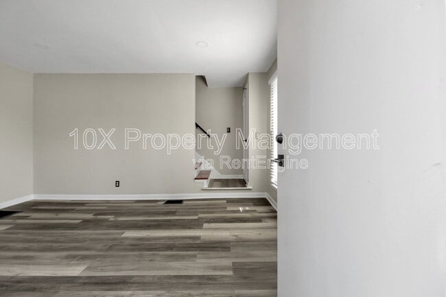 Building Photo - 1047 S James Rd