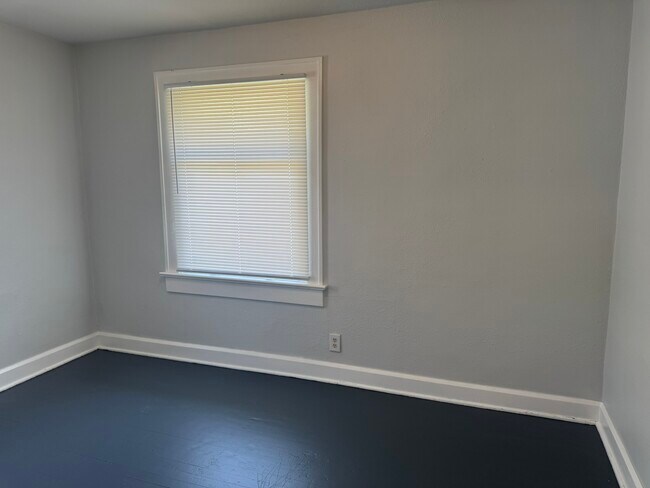 Building Photo - 948 N Bradley Ave