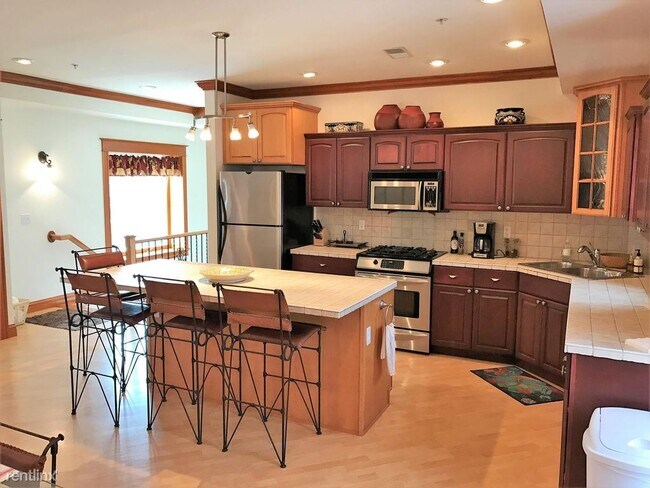 Building Photo - 3 br, 2 bath  - 413 1/2 Phoenix St