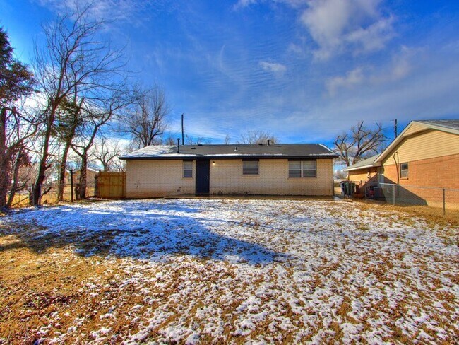 Building Photo - 1608 Magnolia Ave