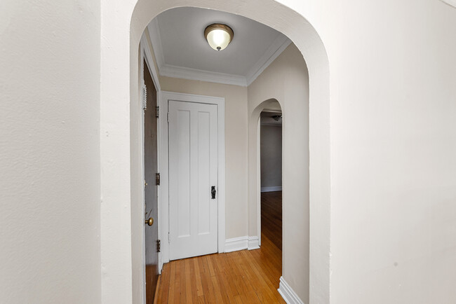 Building Photo - 1721 W North Shore Ave