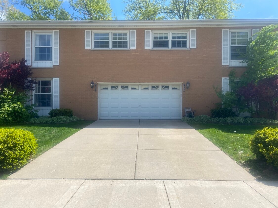 Primary Photo - 419 E Valley Ln