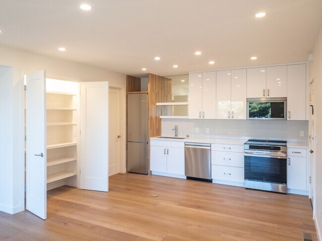 Foto del edificio - Stunning, Fully Remodeled Jr. 1bd/1ba! Remodeled! Private Deck! Parking! Laundry! PROGRESSIVE!