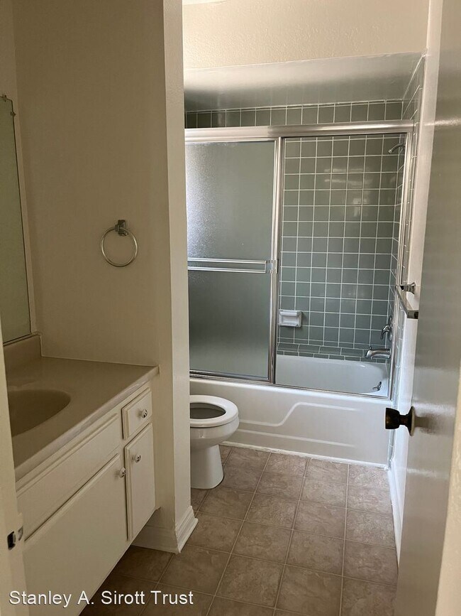 Building Photo - 1 br, 1 bath Apartment - 633 N. Taylor Ave...