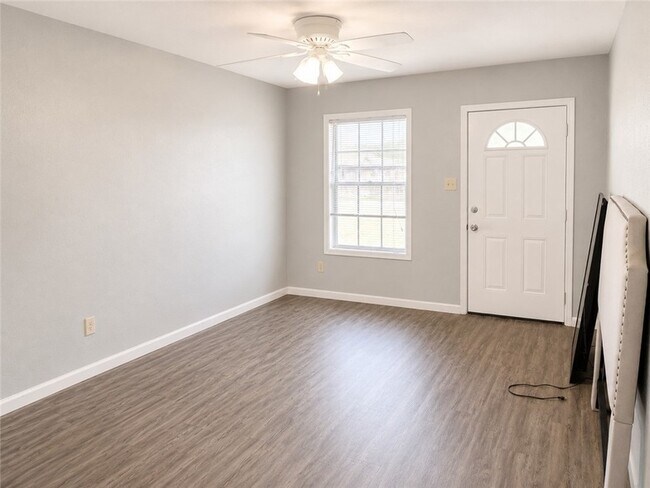 Foto del edificio - 1613 Southwest Pkwy