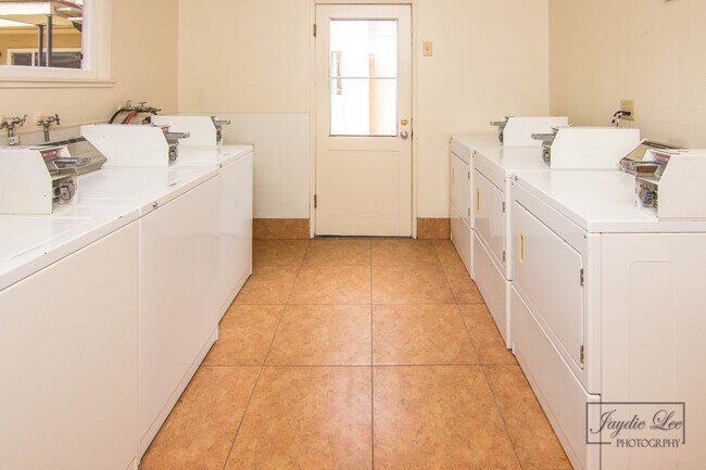 Lavandería en las instalaciones: limpieza y mantenimiento profesional. - Bidwell's Mill Apartments