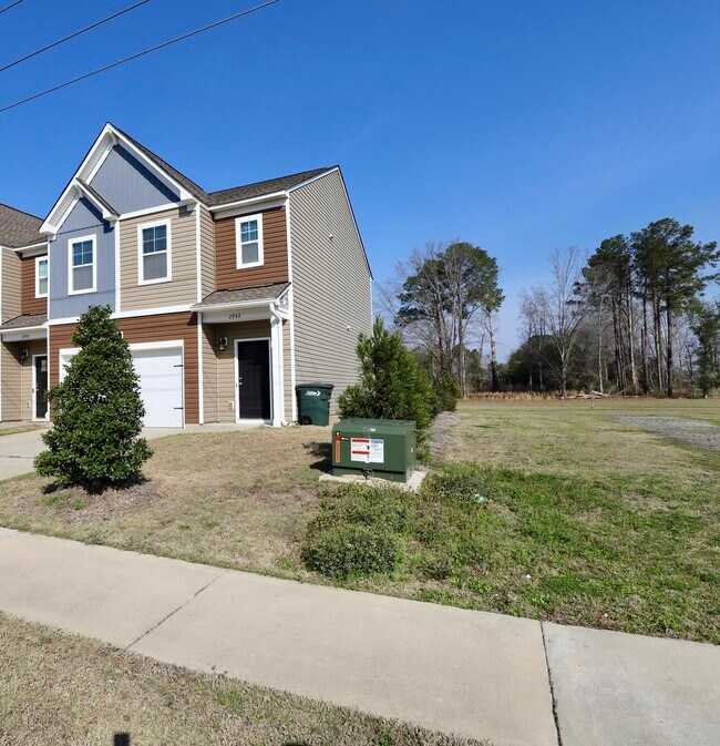 Building Photo - 2943 Old Field Rd