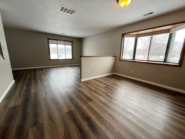 Foto del edificio - Rent Special - Spacious End Unit 2 Bed/1 Bath Townhome!