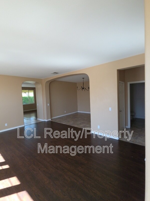 Foto del edificio - 27635 Whisperwood Dr