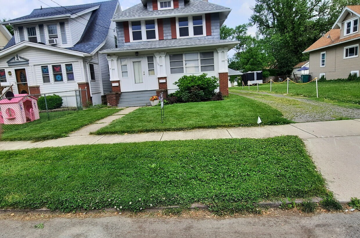 128 79th St Unit 2, Niagara Falls, NY 14304 Apartments in Niagara