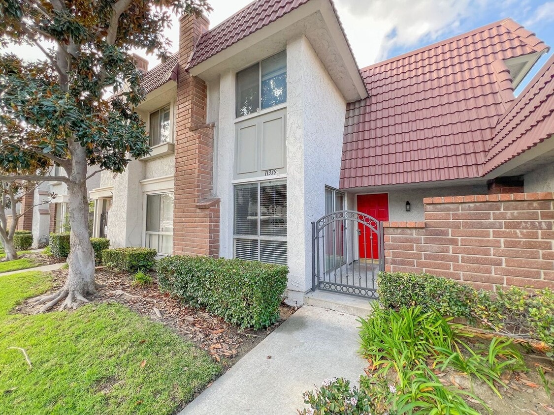 Cypress 2 Bed Townhome - 2 Car Garage - Gorgeous - Amenities Galore!!!!! - Cypress 2 Bed Townhome - 2 Car Garage - Gorgeous - Amenities Galore!!!!!