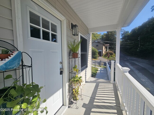 Building Photo - 2105 Hollister Ave
