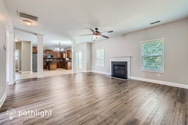 Foto del edificio - 1003 Woodmore Ln