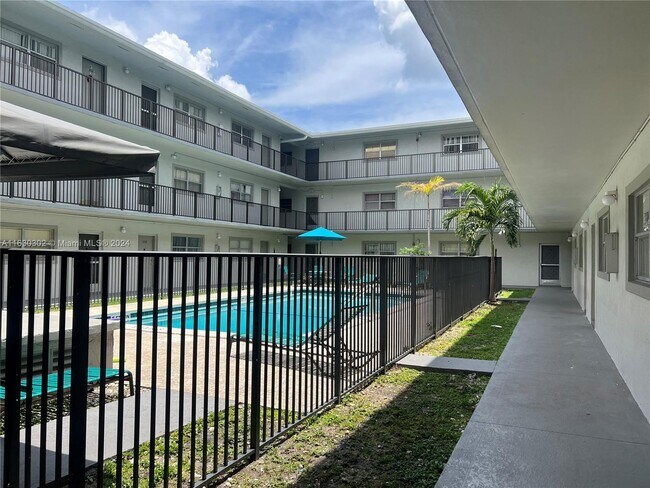 Foto del edificio - 16215 NE 18th Ct