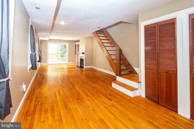 Building Photo - 558 N 16th St