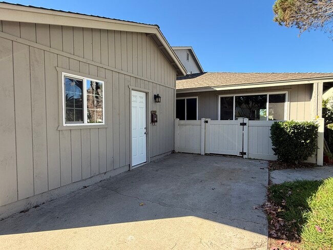 Garaje independiente con zona de aparcamiento. - 1954 Misty Cir