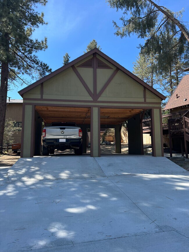 Building Photo - 16008 Wildwood Dr